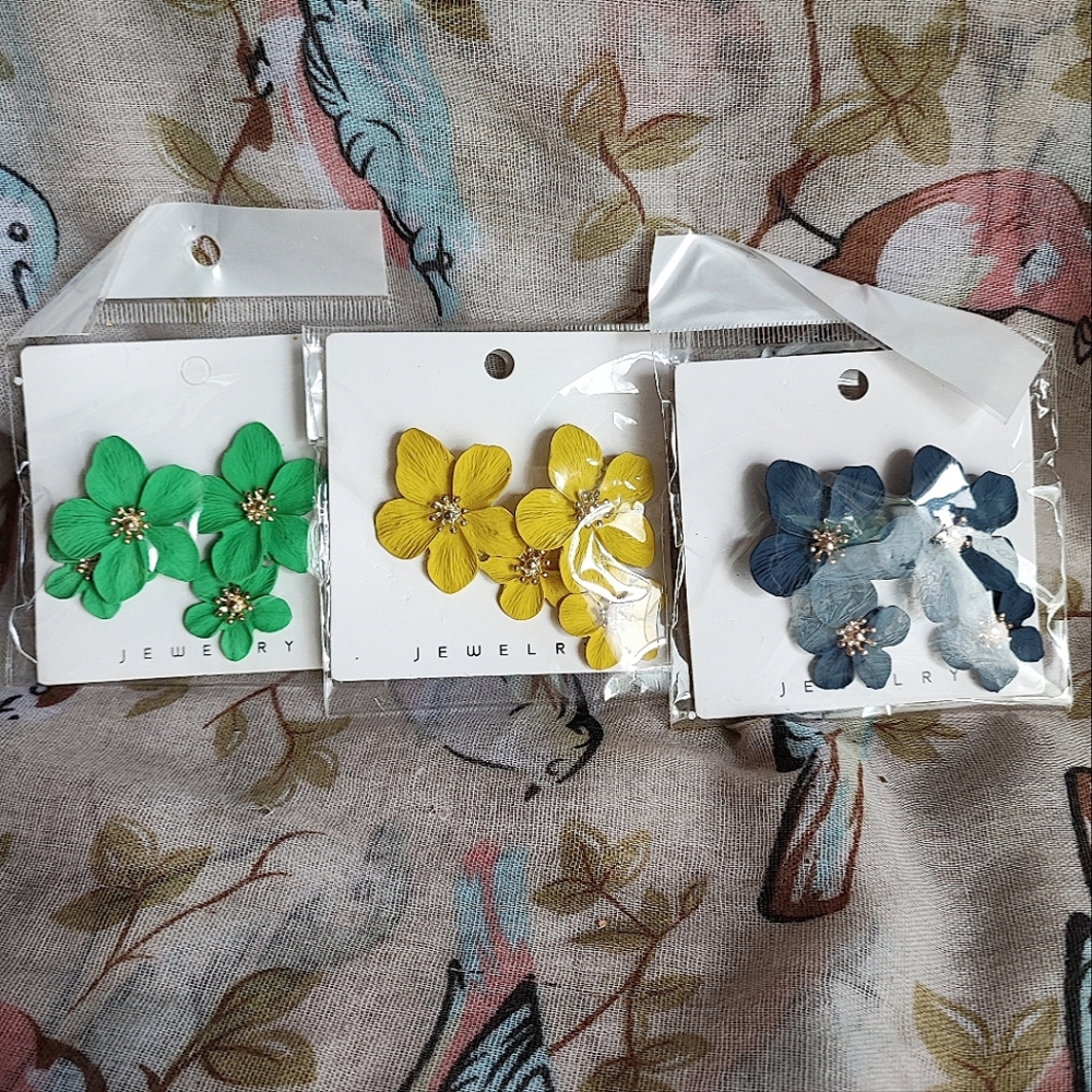 3 Pairs Metal Double Flower Golden Stamens Pierced Earrings NOC Resale Set